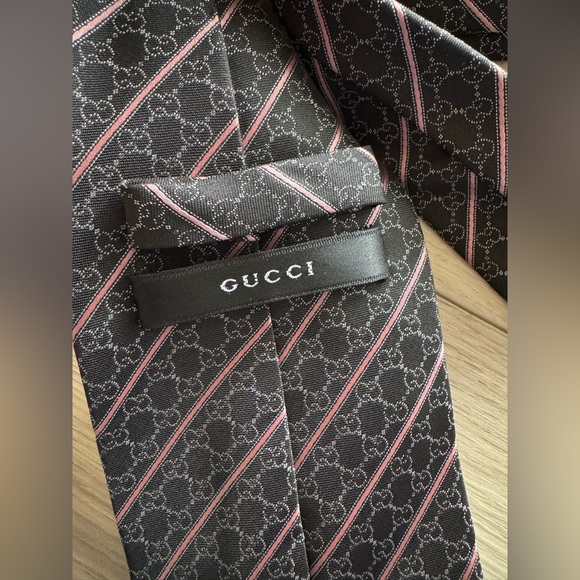 Gucci Black and Pink Men's Tie - Picture 2 of 5